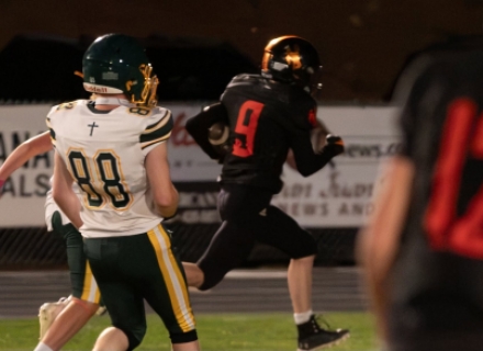 Senior McKay Nielson scores on a 34-yard touchdown reception. Anna Fredericks photo