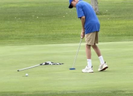 Mason Lyman drops in a putt for the San Juan Broncos earlier this season. Lyman was named Most Consistent Player during the Region 18 Championship, played this past Monday, September 21 in Sterling.  Rob Wilcox photo